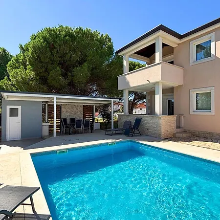 Apartment Cozy In With Swimming Pool