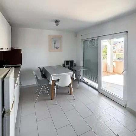 Cozy In With Swimming Pool Apartment Valbandon
