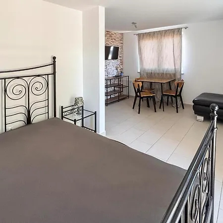 Cozy In With Swimming Pool Apartment Valbandon