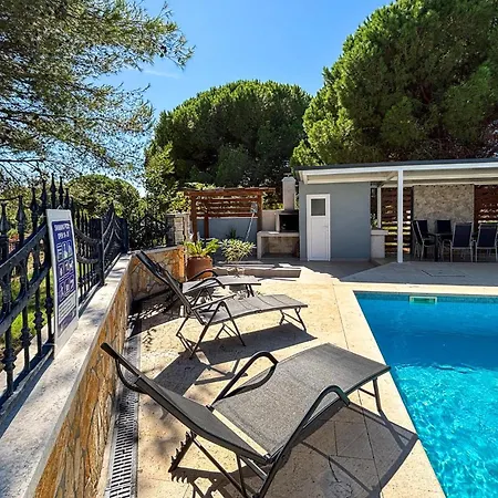 Cozy In With Swimming Pool Valbandon